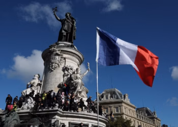 Ola de protestas y disturbios sacude a Francia contra el alto costo de la vida