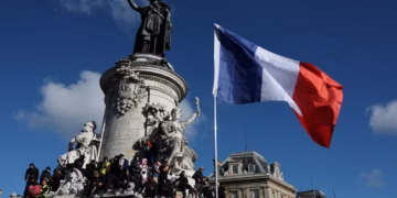 Ola de protestas y disturbios sacude a Francia contra el alto costo de la vida