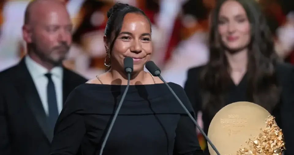 Charlyn Corral conquista el Balón de Oro 2026 y como la mejor delantera del mundo 