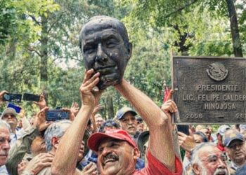 La estatua que terminó de caer