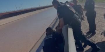 Policías municipales rescatan a hombre con crisis de salud mental que se arrojó al caudal del Río Bravo