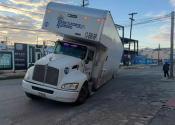 Camión cae en un socavón en la Zona Pronaf de Ciudad Juárez