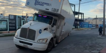Camión cae en un socavón en la Zona Pronaf de Ciudad Juárez