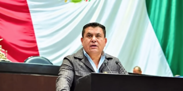 Pide Álex Domínguez libre acceso a Uber y DiDi en aeropuertos y centrales de Chihuahua