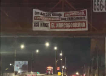 Policías retiran lonas contra Morena colocadas en puentes de la ciudad