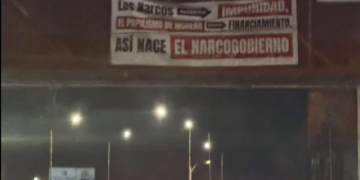 Policías retiran lonas contra Morena colocadas en puentes de la ciudad