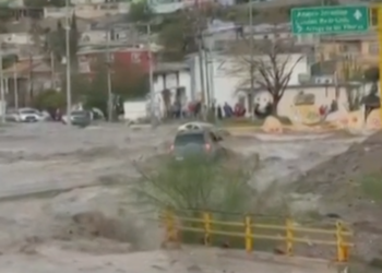 Otra tormenta en Ciudad Juárez dejan vehículos arrastrados y saldo blanco