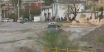 Otra tormenta en Ciudad Juárez dejan vehículos arrastrados y saldo blanco
