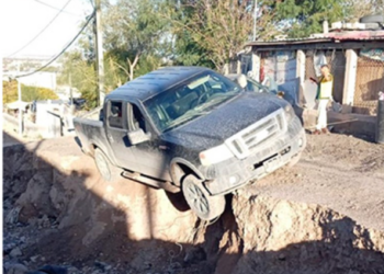 Camioneta queda suspendida al borde de enorme socavón en la colonia Águilas de Zaragoza