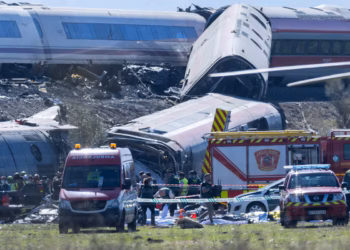Al menos 68 muertos y 100 heridos deja choque por alcance entre trenes en España