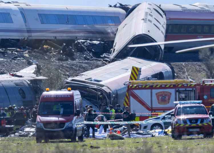 Al menos 68 muertos y 100 heridos deja choque por alcance entre trenes en España