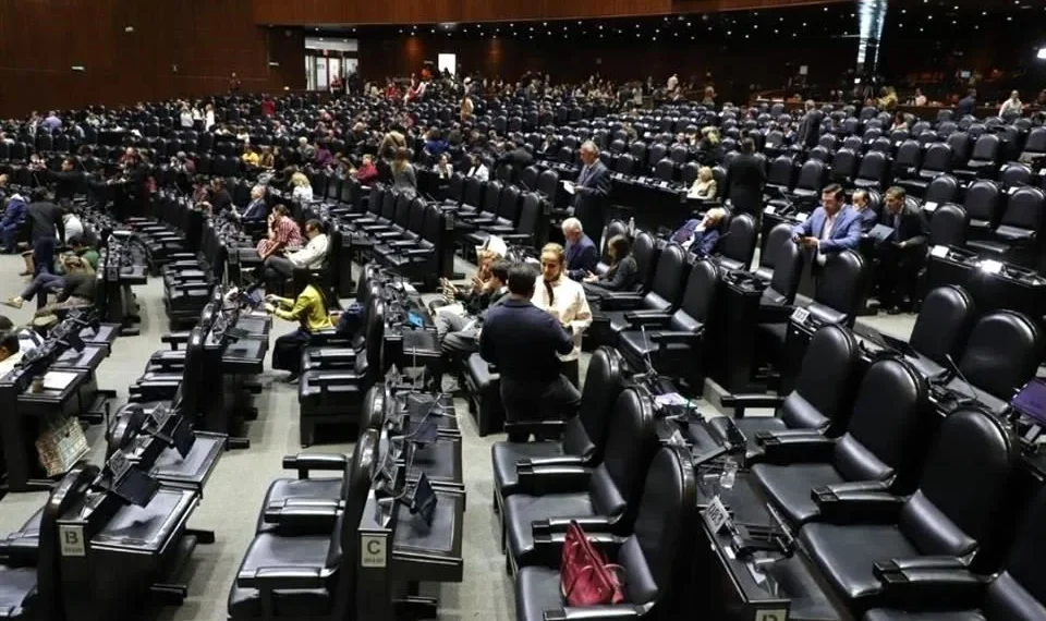Avalan en San Lázaro la llamada Ley Antimemes entre alertas de censura