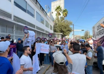 Exigen libertad de César Jáuregui tras una caravana de automóviles en la FGR