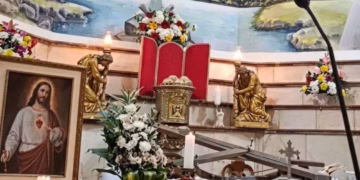 Mueren sacerdote en plena misa tras caerle cruz en Guayaquil