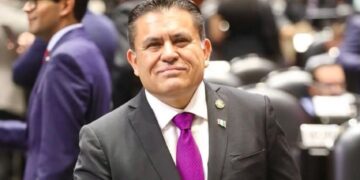 AMLO pretende reescribir la realidad del país desde un libro: Álex Domínguez