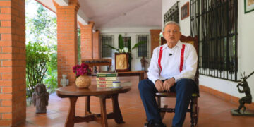 Presenta AMLO su libro Pueblo tras reaparecer en redes sociales 