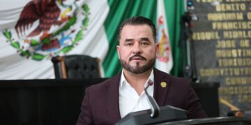 Pide Óscar Avitia reivindicar a heroínas patrias sin apellidos conyugales en muros de honor