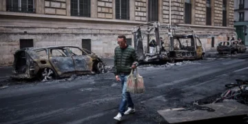 París en silencio: Francia decreta toque de queda ante ola de disturbios