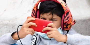 Avanza en senado prohibición de celulares en escuelas de educación básica